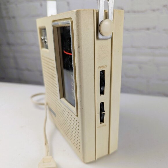 Vintage 70s Panasonic R-1493 AM Radio - Picture 4 of 8